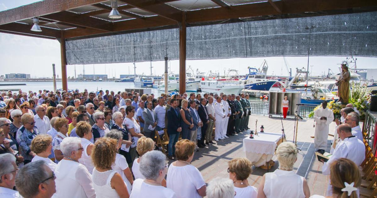 La imatge de la Mare de Déu del Carme presideix la missa de l Armada al