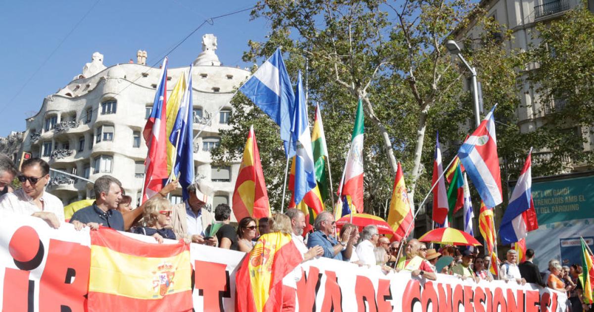 Un Millar De Personas Se Manifiestan En Barcelona Bajo El Lema Basta