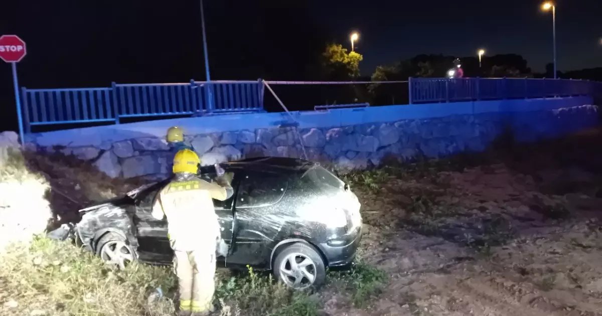 Un conductor herido después de chocar contra una valla y volcar en