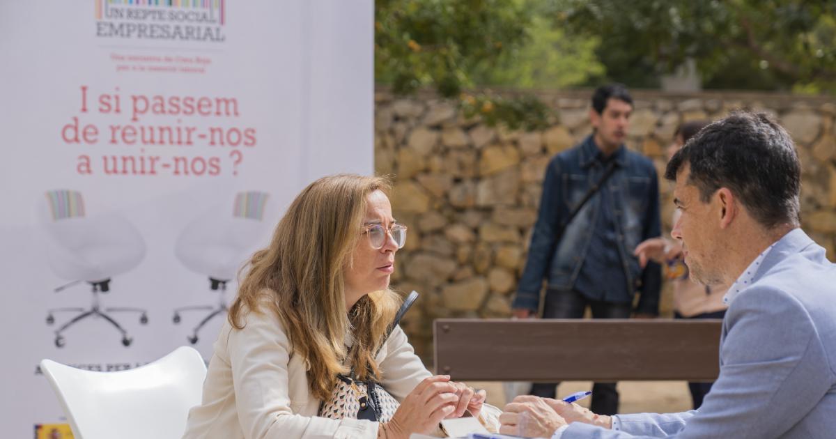 Treinta empresas participan en una feria de ocupación en Tortosa con