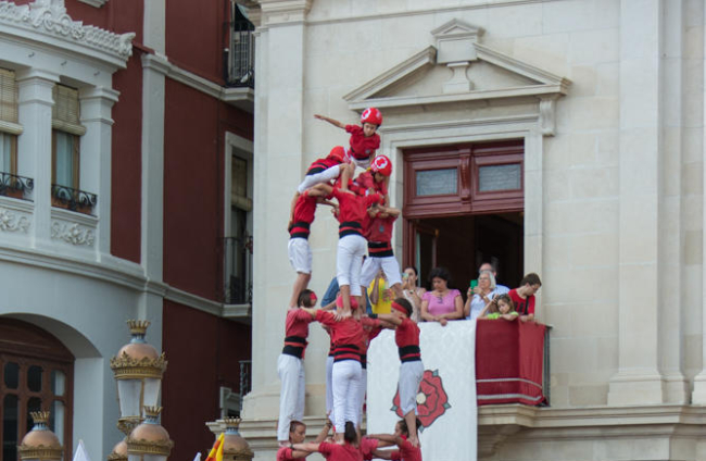 Els Xiquets De Reus Carreguen El De Folrat Per Sant Pere