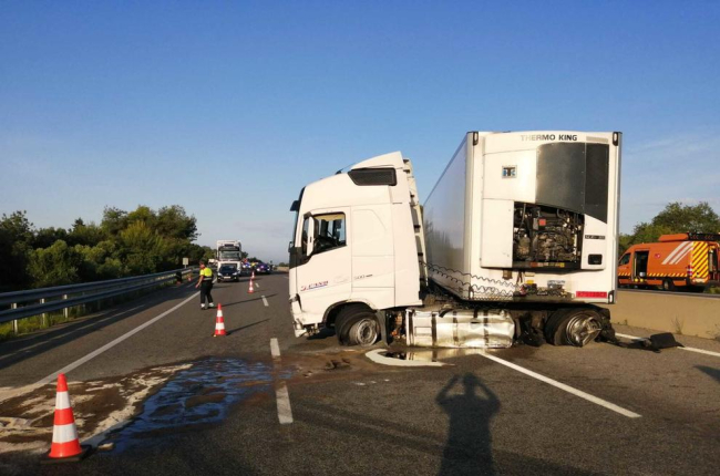 L accident d un camió a l AP 7 obliga a tallar dos carrils a la Pobla