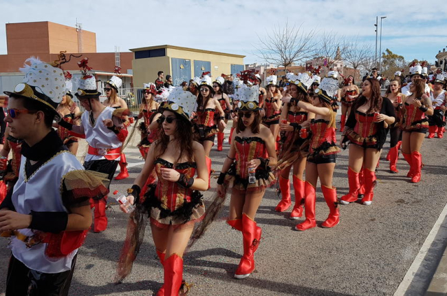 Casi 4 000 personas desfilarán este domingo en la Rúa de Carnaval de l