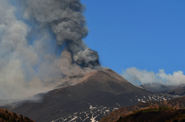 Entra en erupción el volcán Etna y provoca el cierre del aeropuerto de