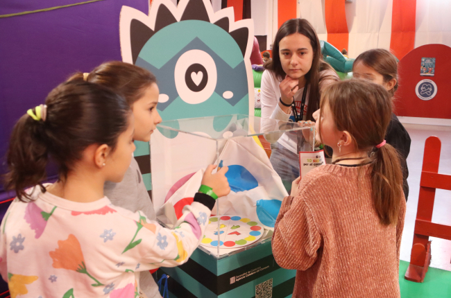 Un taller del Parque de Navidad de Tarragona explica a los niños cómo