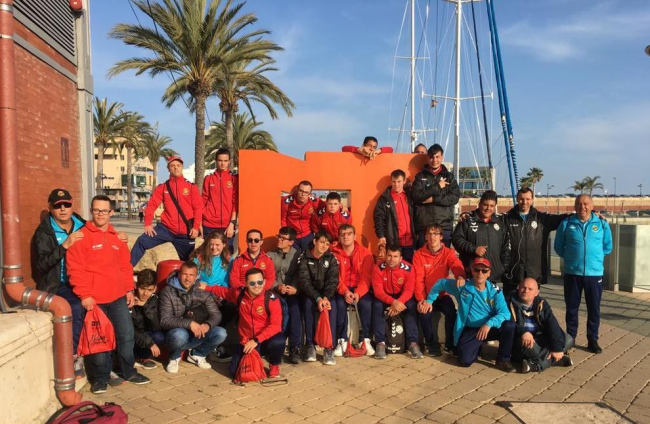 Los jugadores del Genuine dieron un paseo con el Tarragona Blau del Port de Tarragona.