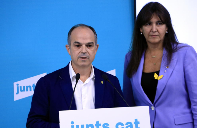 El secretario general de Junts, Jordi Turull, y la presidenta, Laura Borràs, en una rueda de prensa en la sede del partido, en Barcelona.