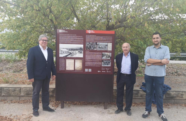 D'esquerra a dreta: el president del Consell del Baix Ebre, Xavier Faura; el vicepresident, Francesc Vallespí; i l'alcalde de Xerta, Roger Avinyó, davant el panell informatiu inaugurat a l'estació de Xerta de la via verda.