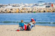 Un buen puñado de personas se han saltado la prohibición de baño y de tomar lo suele en las playas de todo el país esta tarde en la playa de Ponent de Salou.