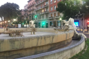 La Font del Centenari ayer, sin agua y con las esculturas decapitadas el pasado septiembre.