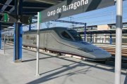 Un tren de RENFE AVE en la estación del Camp de Tarragona.
