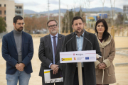 Imatge de l’alcalde Rubén Viñuales en l’acte d’inauguració del nou aparcament al carrer Guillem Oliver.