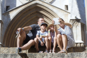 Imatge de turistes fotografiant-se a la Catedral de Tarragona.