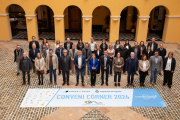 Foto de família amb els representants dels 32 agents turístics i municipals que conformen el Conveni Córner.