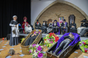 Moment de la cerimònia de vetlla dels fèretres del Rei Carnestoltes i la Concubina.