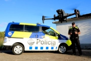 Un agent de la Policia Local de Cunit enlaira un dron d'última generació.