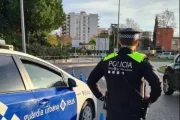 Un agent de la Guàrdia Urbana de Reus durant un control.