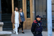 Dani Alves, sortint de l'Audiència de Barcelona amb la seva advocada, Inés Guardiola.