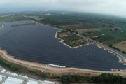 Imatge aèria de la planta solar fotovoltaica Constantí-42, la més gran de Catalunya, situada a la carretera C-422, que connecta el Tarragonès amb la Selva del Camp.