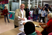 El candidat del PPC, Alejandro Fernándeez, vota al centre cívic de Sant Pere i Sant Pau, a Tarragona.