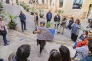 Imatge d’una explicació de la historiadora Georgia Costa, d’Itinere, a la plaça del Pallol, des d’on surten algunes de les rutes organitzades a la ciutat.