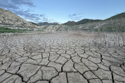 Imatge de l'embassament de Siurana totalment sec en un dels seus trams.