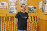 Víctor López, cofundador de l’ONG Kolam, a la seva exposició fotogràfica ‘Udaipur, dona i infància’.