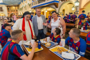 Sor Lucía Caram i Ramón Marsal amb alguns dels nens ucraïnesos que van visitar el PortAventura aquest dimecres.