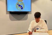 El tarragoní Joel Pérez signant el seu nou contracte amb el Reial Madrid.