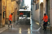 Imatge d’arxiu d’un treballadors municipals netejant un carrer de la ciutat.