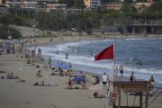 Imatge d'arxiu d'una bandera vermella a la platja del Miracle.