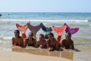 Imatge de les sirenes de l’acadèmia durant el Dia de Platja, organitzat per la Fundació Mare Terra Mediterrània.