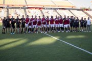 El cos tècnic i els jugadors del Nàstic de Tarragona sobre la gespa del Nou Estadi Costa Daurada abans del partit de presentació contra l’SD Huesca en el trofeu Ciutat de Tarragona