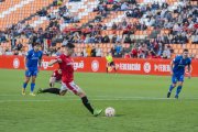 Javi Bonilla rematant el darrer penal que li van xiular al Nàstic el 19 de març de 2023.
