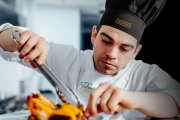 Imagen de un participante cocinando en el concurso gastronómico Talentos Martiko.