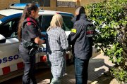 Dos agents dels Mossos detenen una dona com a presumpta autora d'un robatori de joies a una dona gran a Benissanet.