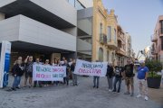 Els afectats i el sindicat de l’habitatge protestant davant de l’Ajuntament de la Pobla de Mafumet.