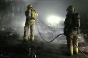 Els Bombers de la Generalitat treballant en l'incendi al local abandonat