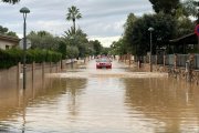 Un vehicle de Bombers avança per un carrer totalment inundat a la Móra.