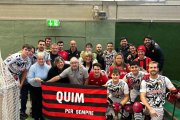 L’equip del Reus Deportiu Virginias amb la bandera dedicada a Quim Carballido, el jugador del planter que va morir recentment.