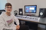 Nil Martorell amb el seu equip de producció musical.