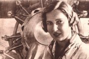 Pepa Colomer, primera dona aviadora catalana, està enterrada al cementiri de Reus.