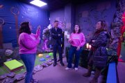 Sandra Guaita, alcaldessa de Reus, i Josep Baiges, regidor de Promoció Econòmica de l’Ajuntament de Reus, visitant l’Escola de Màgia de l’Ordre del Lleó.