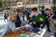 Fotografia d’alumnes fent intercanvis d’objectes durant el Mercat de Bescanvi Escolar celebrat ahir al matí a la Palma de Reus.