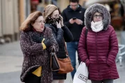 Tres mujeres protegidas contra el viento y el frío.