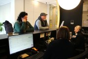 Turistes catalans registrant-se en un hotel de Salou per passar la Puríssima
