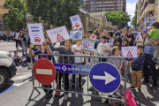 Fotografia d’una mobilització de la comunitat educativa de l’escola Prat de la Riba.