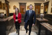 Els màxims responsables municipals de Reus i Tarragona pujant les escales interiors de l’edifici consistorial reusenc.
