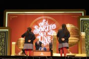 Les nenes de Sant Ildefons, just després de cantar un cinquè premi de la rifa de Nadal
