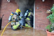 Bombers treballant en l'incendi d'un habitatge de Cala Romana.